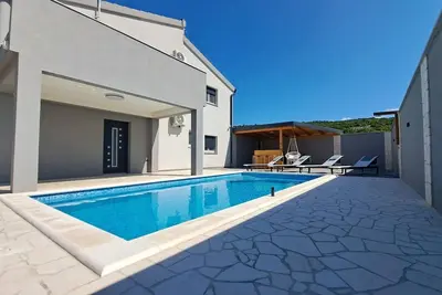 Image de Maison pour la famille avec la piscine Maslenica, Novigrad (K-24641)