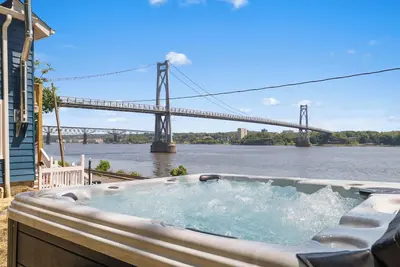 Image de Stylish Hudson Escape With Hot Tub + Bridge View