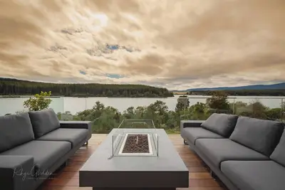 Image de Lakeside Luxury Retreat with Boat Charter Option