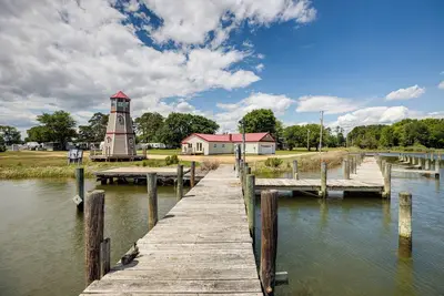 Image de Dock Access: Waterfront Cottage in Avenue!