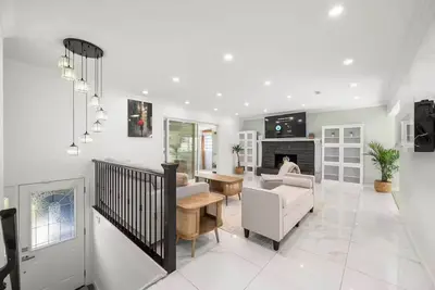 Image de Luxury Living Hot Tub/Outdoor Projector/Bbq