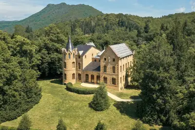 Image de Château moderniste élégant en Catalogne, Espagne, avec piscine, tour et chapelle
