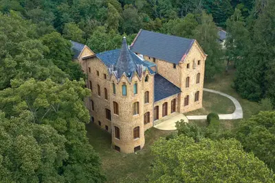 Domaine avec château moderniste et piscine près de Barcelone