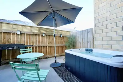 Image de Modern Oasis with Spa, close to chopping centre!