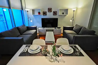 Image de Stylish 1br Condo | Pool, Gym, Parking | Walk to Cn Tower, Rogers & Path!