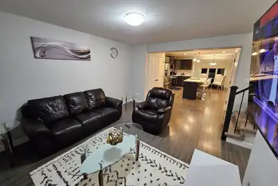 Image de Comfy 3-bedroom house in Harbour Landing, Regina.