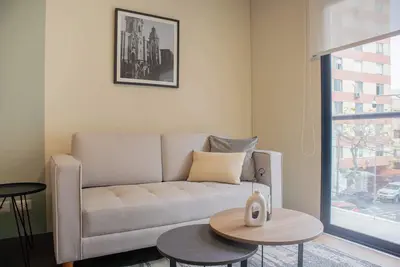 w* | Modern 2br w/ Scenic Balcony Close to Kennedy Park