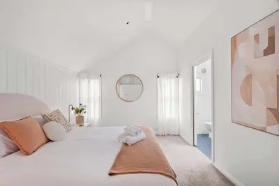 Image de Urban Elegance in Alexandria with Parking