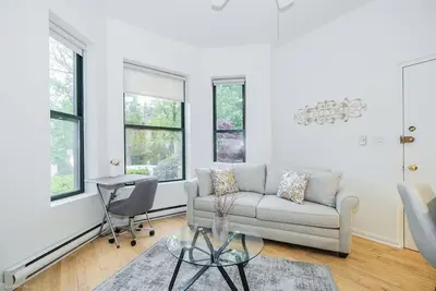 Image de Updated, Prime Location, Parking Avail. - Lp