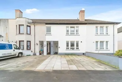 Luxury House in Glasgow – Stylish Comfort with Garden Views and Private parking