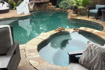 Image de Great neighborhood house with two bedrooms upstairs available to rent