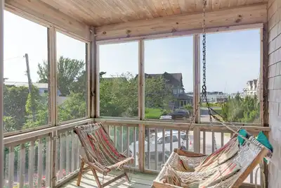 Image de Cv8: Crow's Nest -2nd floor 2 Br villa with screened porch!