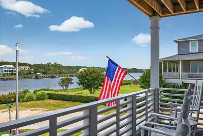 Image de Time Well Wasted, 5 Bedrooms with an IntraCoastal Waterway view.