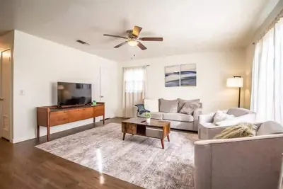 Image de Retro Retreat - 2br/1. 5ba - Centrally Located