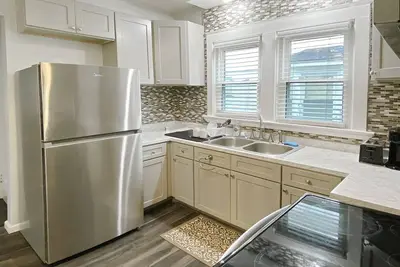 Image de Lux 3br, King Bed, Parking, Near UofR & Airport