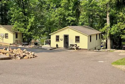 Image de Relax & recharge at our cozy 3-bedroom cabin on beautiful Ojaski Lake