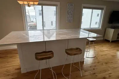 Charming 2-bedroom condo across from Long Sands