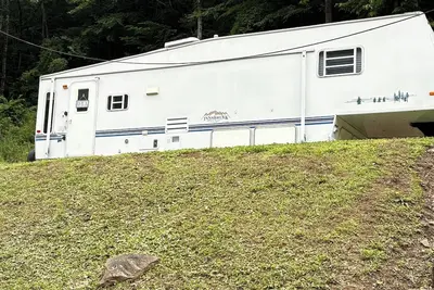 Image de 5th Wheel Rv On Permanent Site, Near Hatfield McCoy Sites