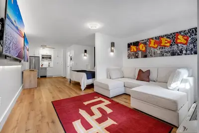 Image de Luxury Condo by Stadium — Unbeatable Location! 2 minute walk to stadium!