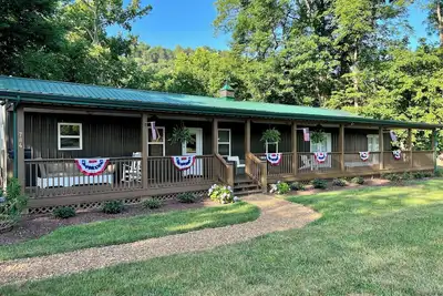 Image de Spacious fully equipted 5-bedroom Riverfront Cabin on the Cumberland River.