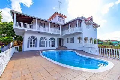 Image de Large Seaview 3 Bedroom Villa with Private Pool, Terrace & Parking