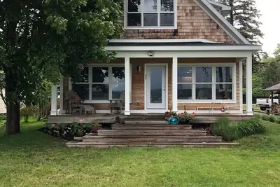 Image de Lakefront 2-bedroom cottage in Boyne City with WiFi