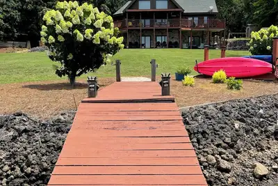 Image de Lakefront Private Basement Suite in Charlotte with Spectacular Sunset Waterfront