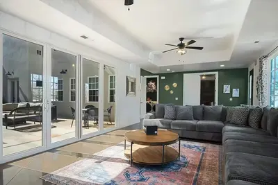 Image de Spacious Oasis, Rooftop Views, Hot Tub, Sleeps 34