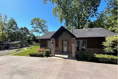 Image de Elias Cabin Cliffside\nA Cozy Getaway in Nature's Embrace