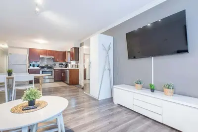 Image de Sleek Modern Escape –Comfort and Style in the City