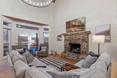 Image de Charming Large Farm House / Hot Tub & Game Room