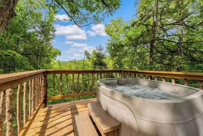 A Hot Tub Tower & Private Bungalow In Parthenon
