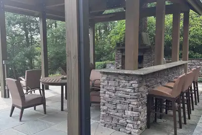 Image de Charming 3-bedroom lake house with outdoor recreation space and a large dock.