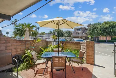 Image de 1 Bed Condo w/Private Patio Steps from the Sand!