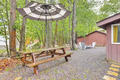 Image de Pool & Lake Access: Family Poconos Cabin w/ Deck