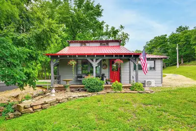 Image de Hike, Swim & Fish: Lakefront Cabin in Roach!