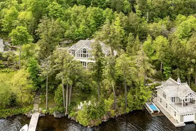 Image de 6 bed 5 bath cottage on Lake Rosseau