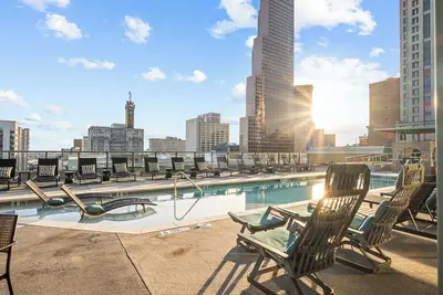 Image de Skyline Townhouse: 3br Penthouse | Walk to Fifa, Pool, Views