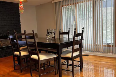 A min walk to the zoo and University! 2 bed apartment