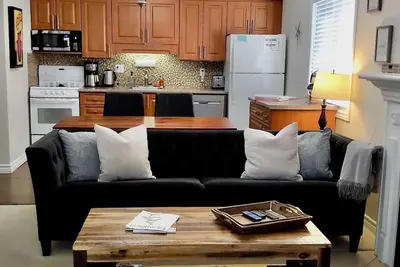 Image de K's Cozy Condo -Mins. to Beach, Trails, Shops, Skiing. Walk to restaurants, bar.