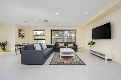 Image de Westmeadow Breeze Skyline Stay – 8 Min to Airport