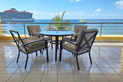 Image de Cozy oceanfront condominium-2 bed in main street, 1 block away from ferry.