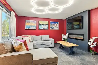 Image de Frost & Found - Classic Stay 3-bedroom 1-bath townhouse near Hospitals and Uaa.