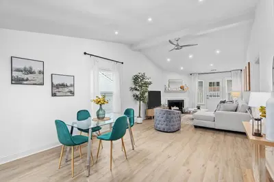 Image de Luxury Augusta Townhome w/ King Suite!