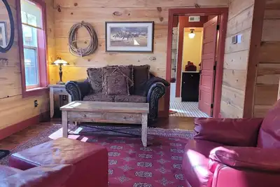 Charming Rendezvous Suite in the Historic Guy Waring House-Downtown Winthrop!