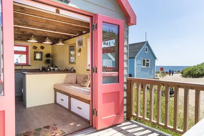 Image de Completely re-built beach hut on Mudeford Spit.
