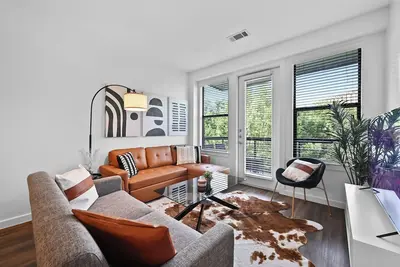 Image de SoCo Gem | Pool, Gym, Rooftop, Parking, Walk to Dt