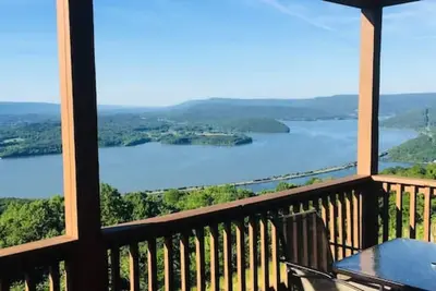 Image de Eagles Nest Cabin – Bluff Views & Hot Tub!