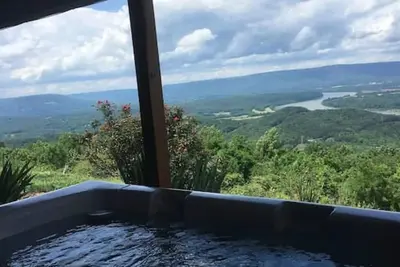 Image de Hoot Owl Cabin – Private Hot Tub & Outdoor Living