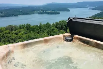 Image de Fish Tales Cabin – Spacious Retreat with Hot Tub
